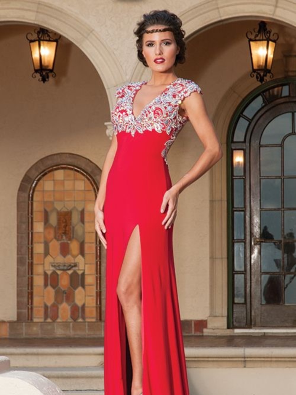 Tony Bowls size 6 Red Embellished V-Neck Evening Gown with open back